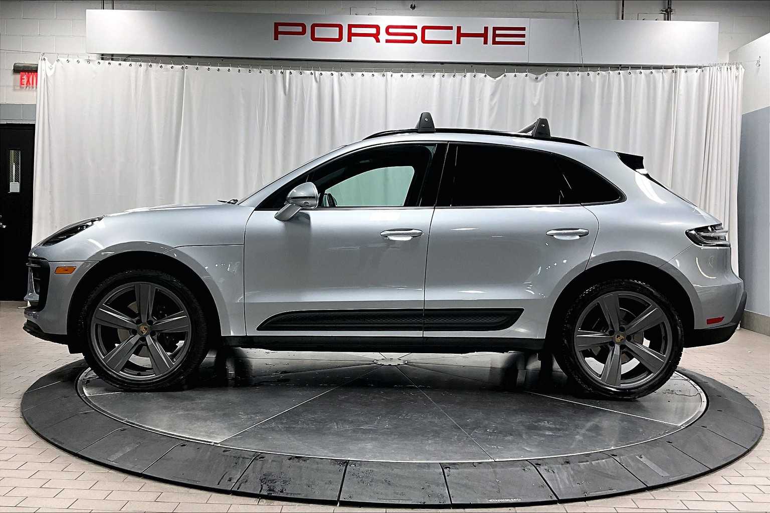 2024 Porsche Macan T photo 2