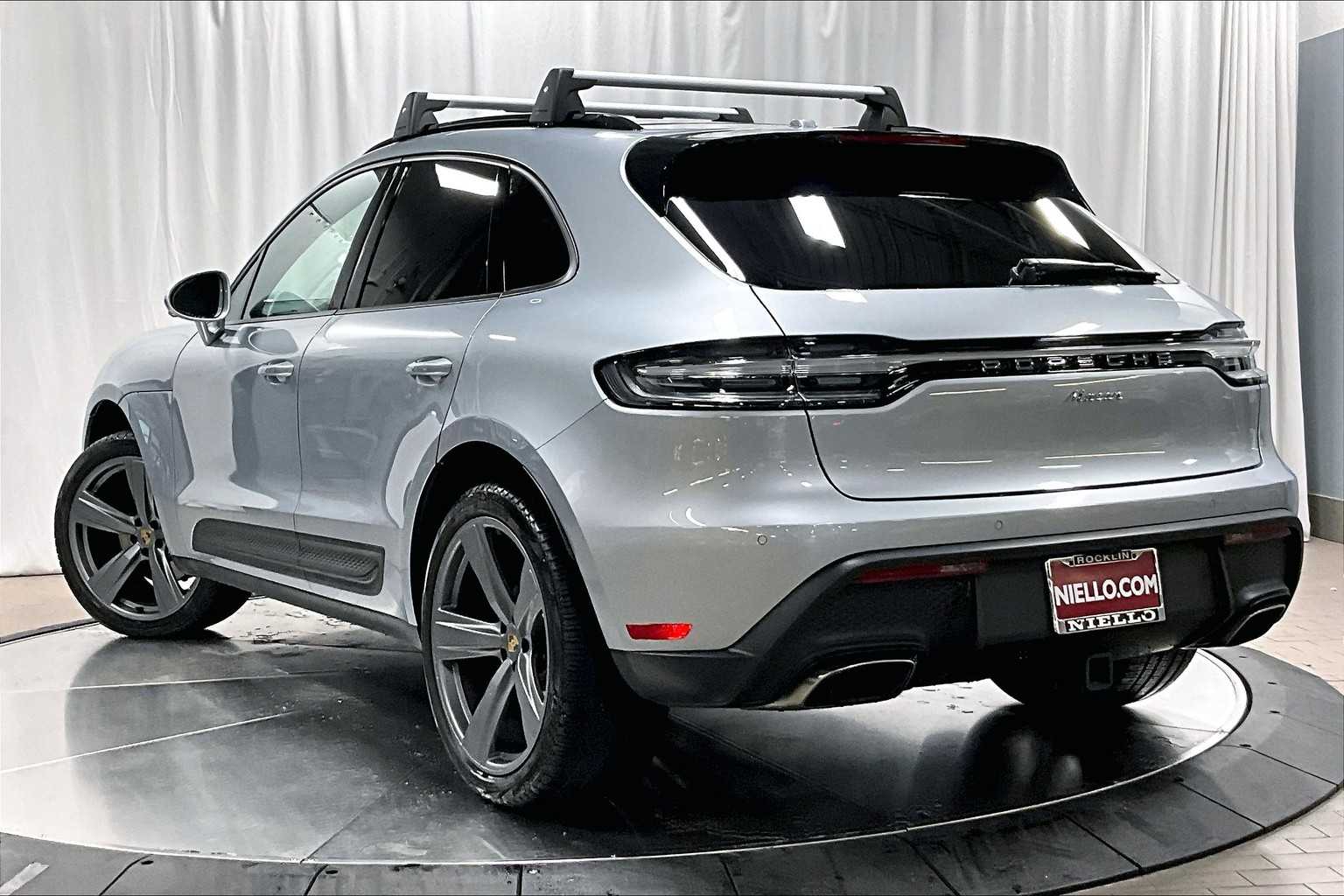 2024 Porsche Macan T photo 3