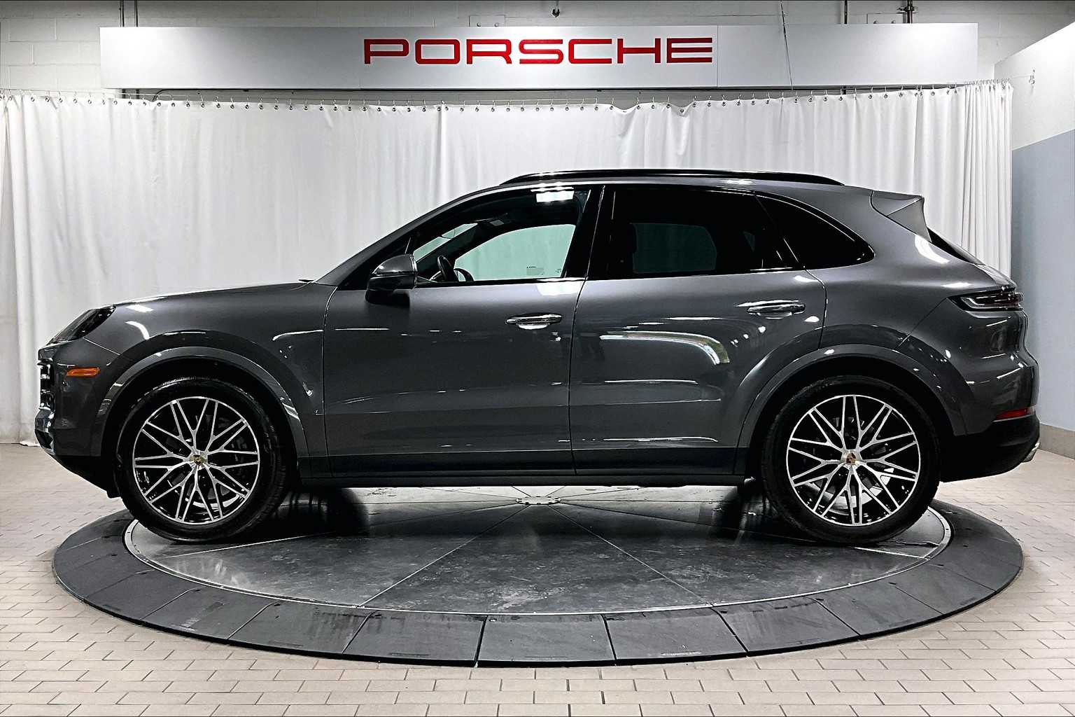 2024 Porsche Cayenne photo 2