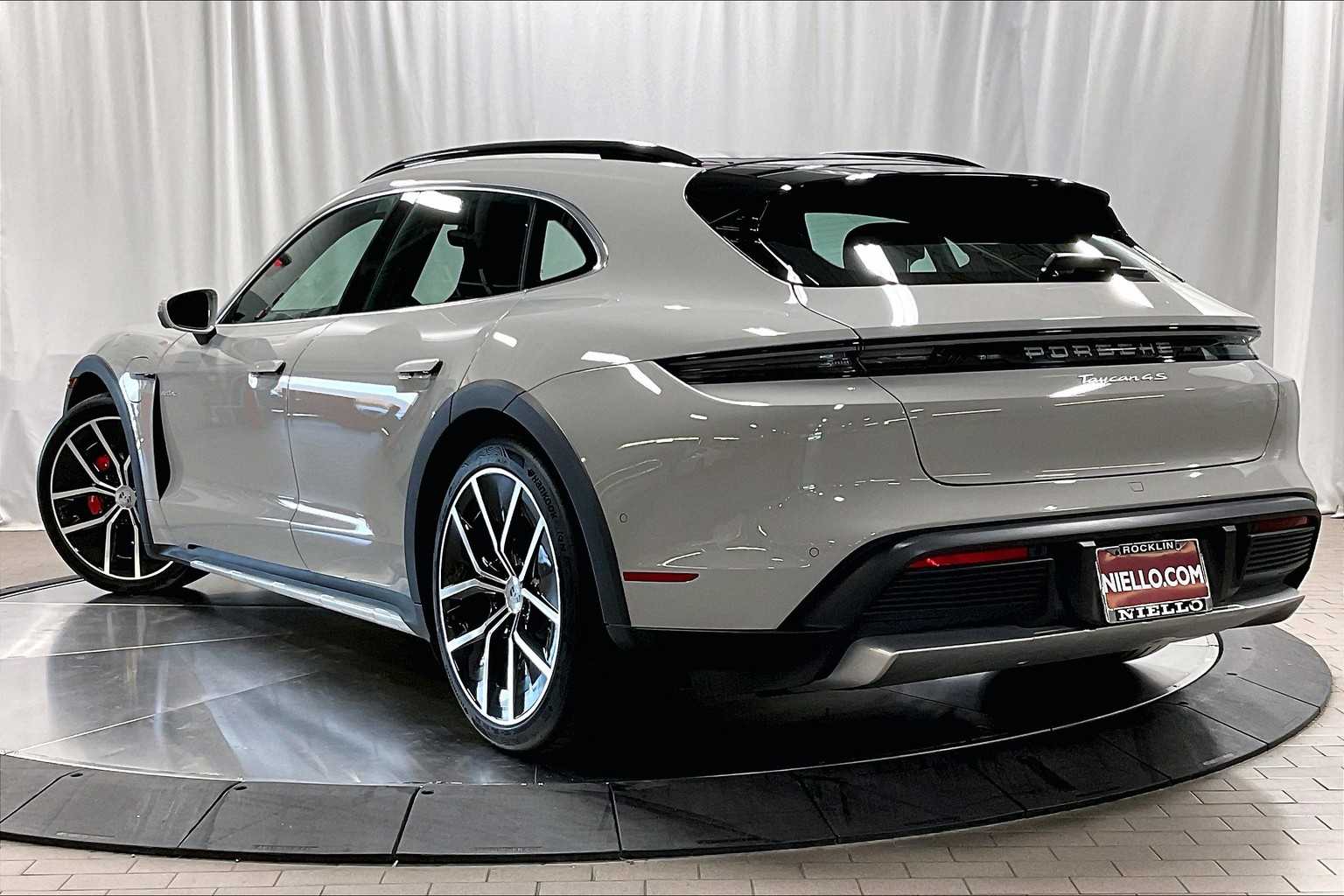 2025 Porsche Taycan 4S Cross Turismo photo 3
