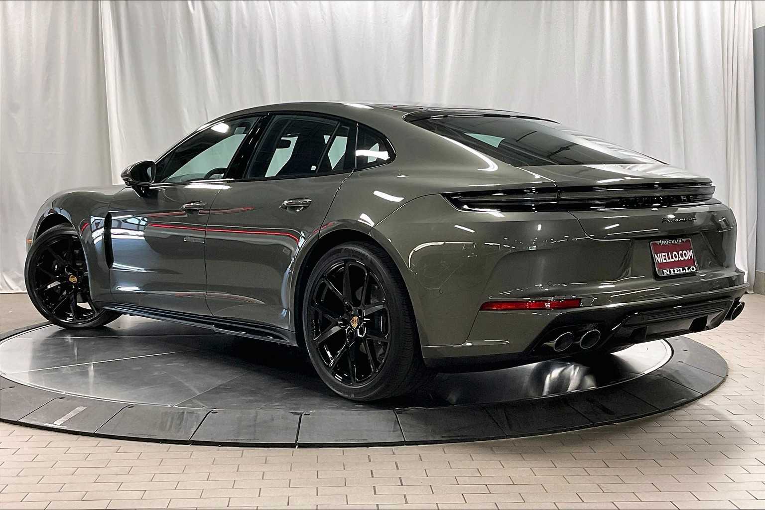 2025 Porsche Panamera 4 photo 3