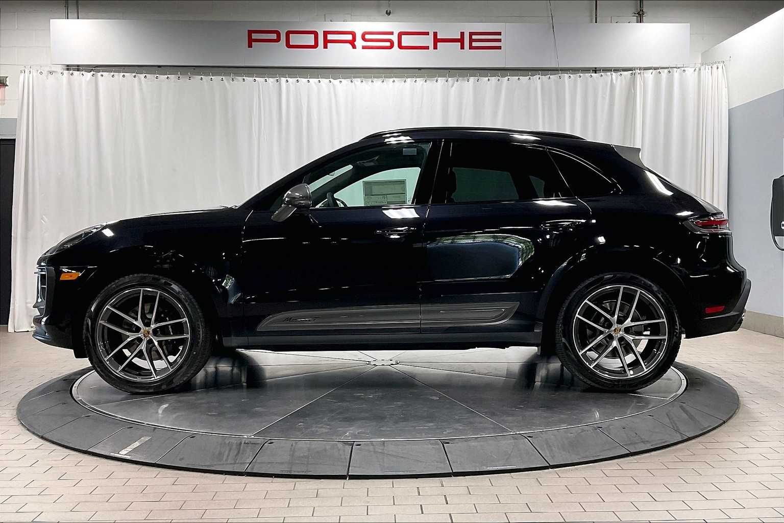2025 Porsche Macan T photo 2