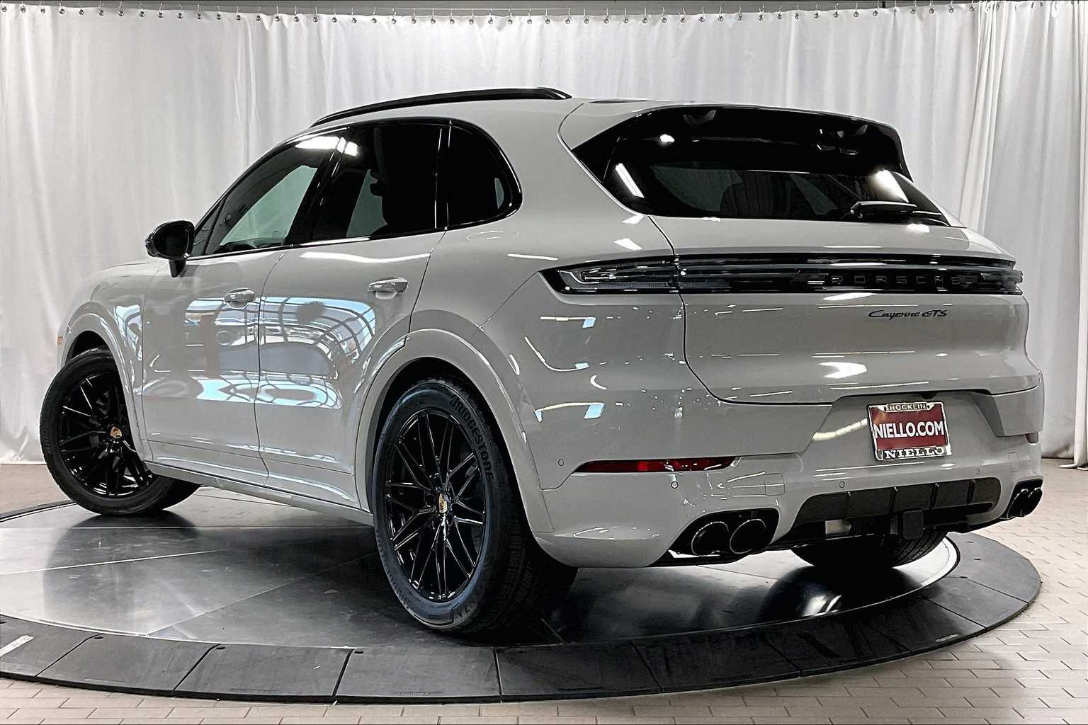2025 Porsche Cayenne GTS photo 2