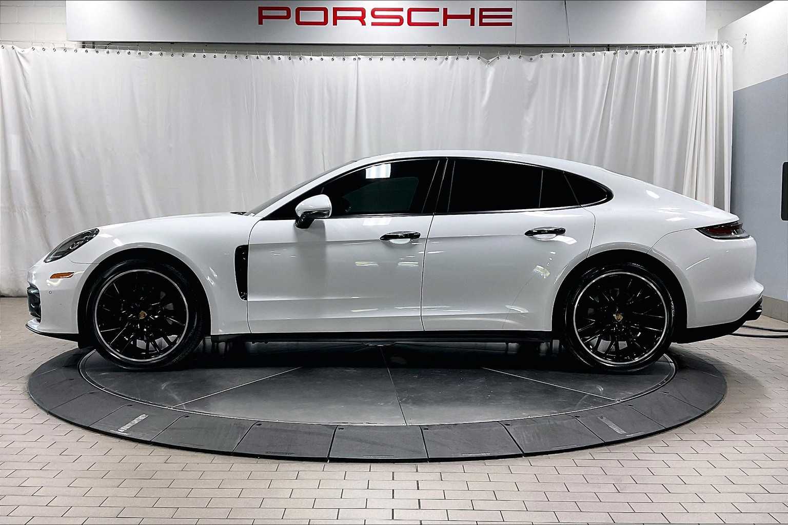 2021 Porsche Panamera 4 photo 2