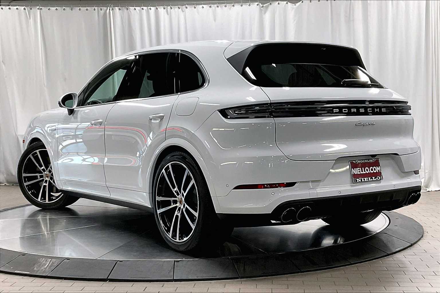 2025 Porsche Cayenne E-Hybrid photo 3