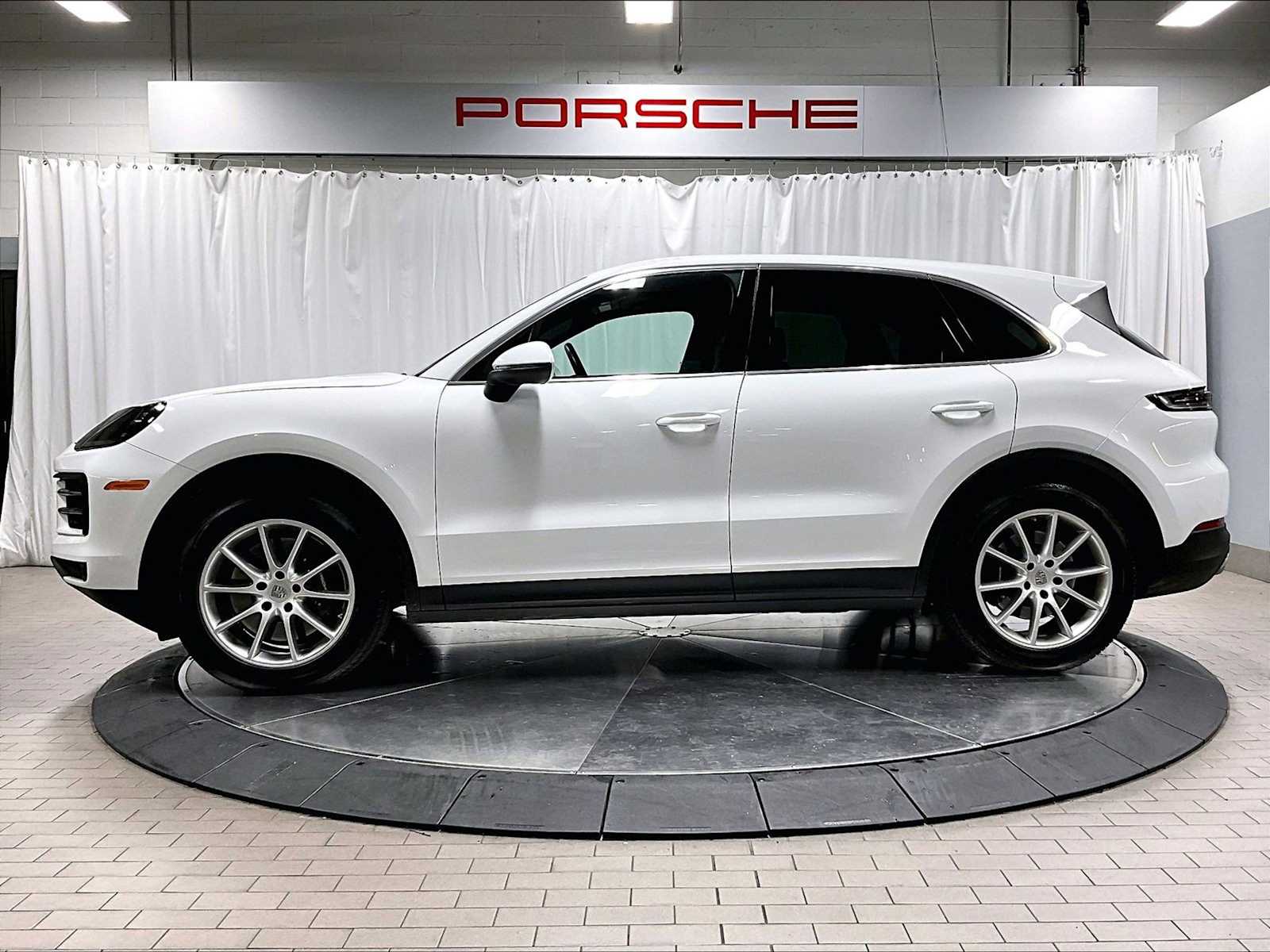 2024 Porsche Cayenne photo 2