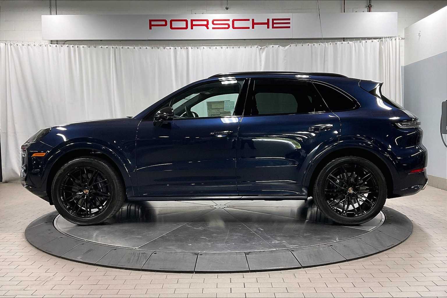 2025 Porsche Cayenne photo 2