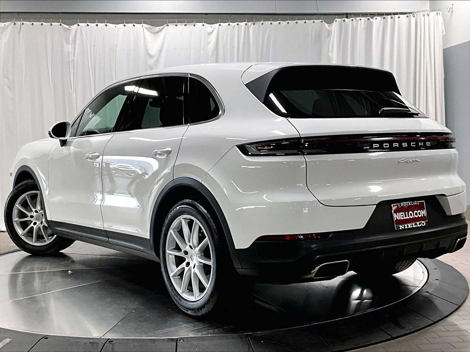 2024 Porsche Cayenne photo 3