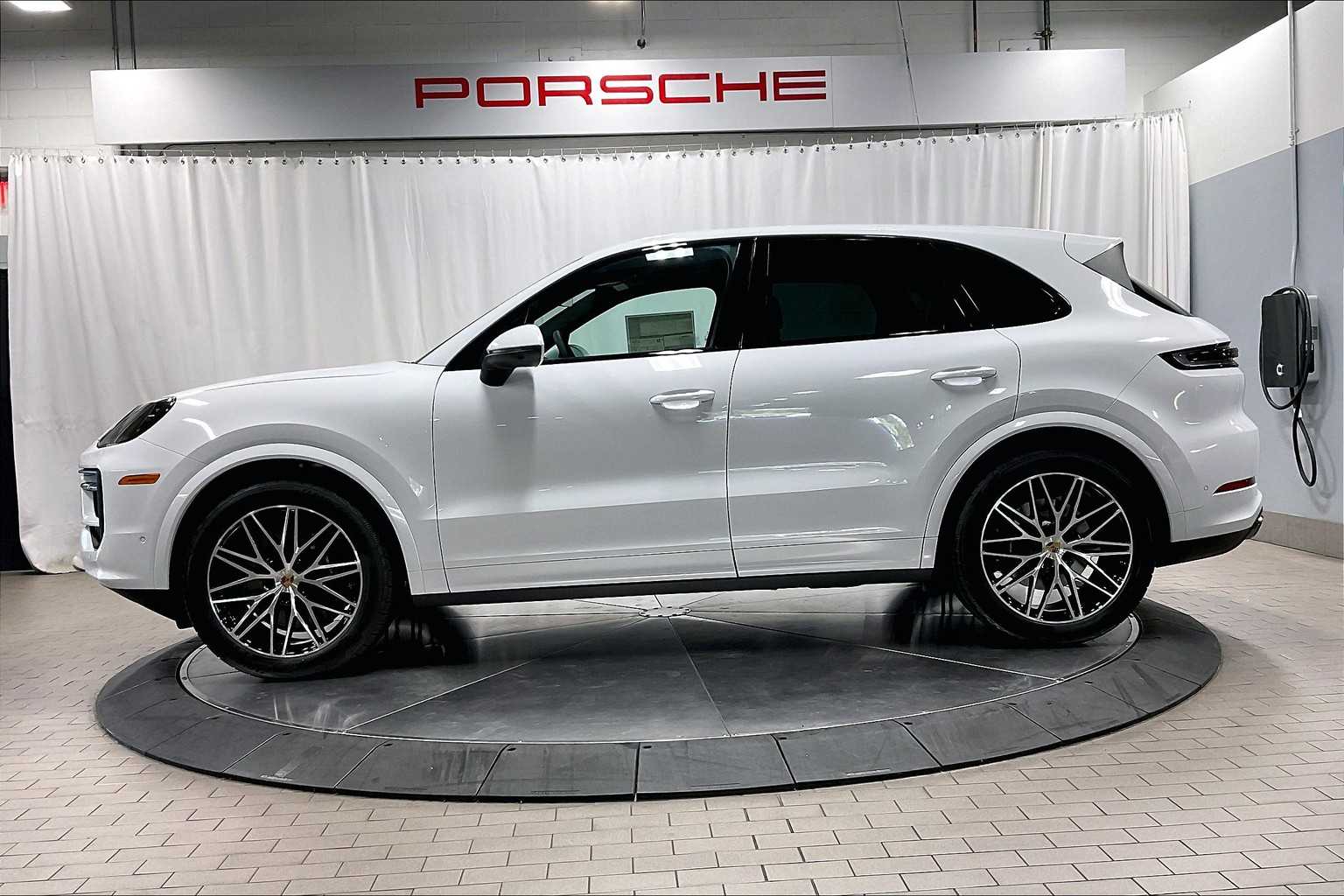2025 Porsche Cayenne photo 2