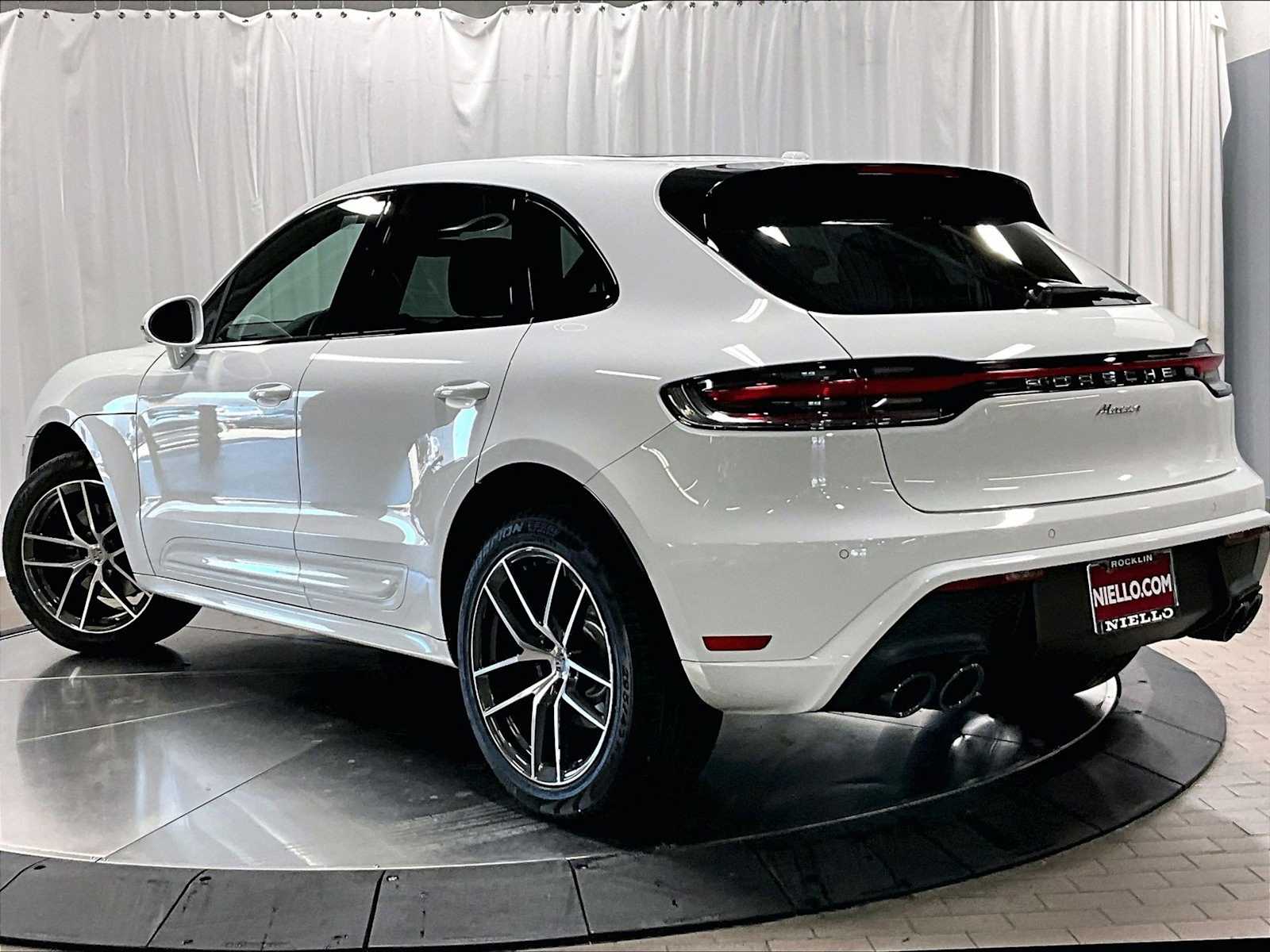 2025 Porsche Macan photo 3