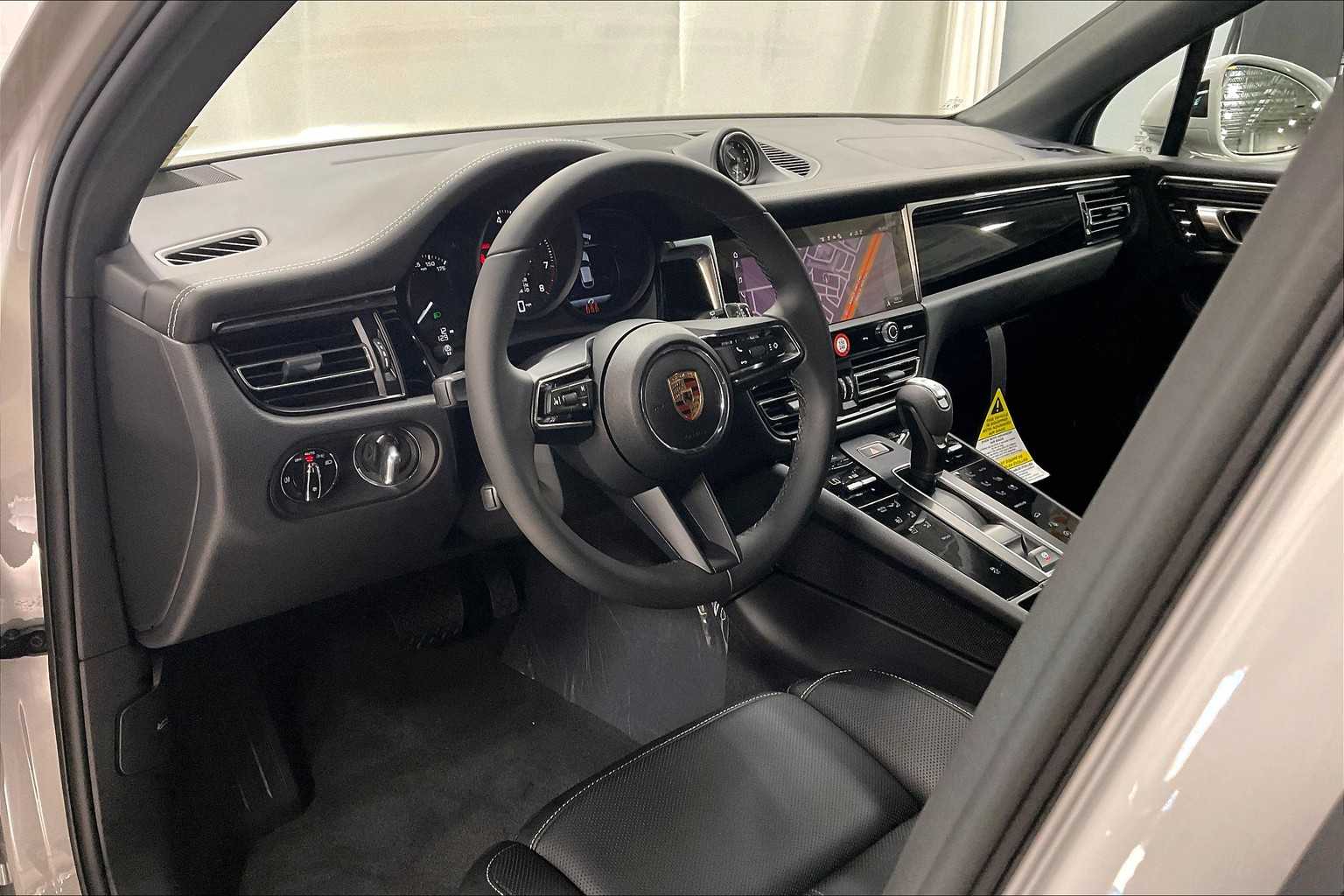 2025 Porsche Macan T photo 4