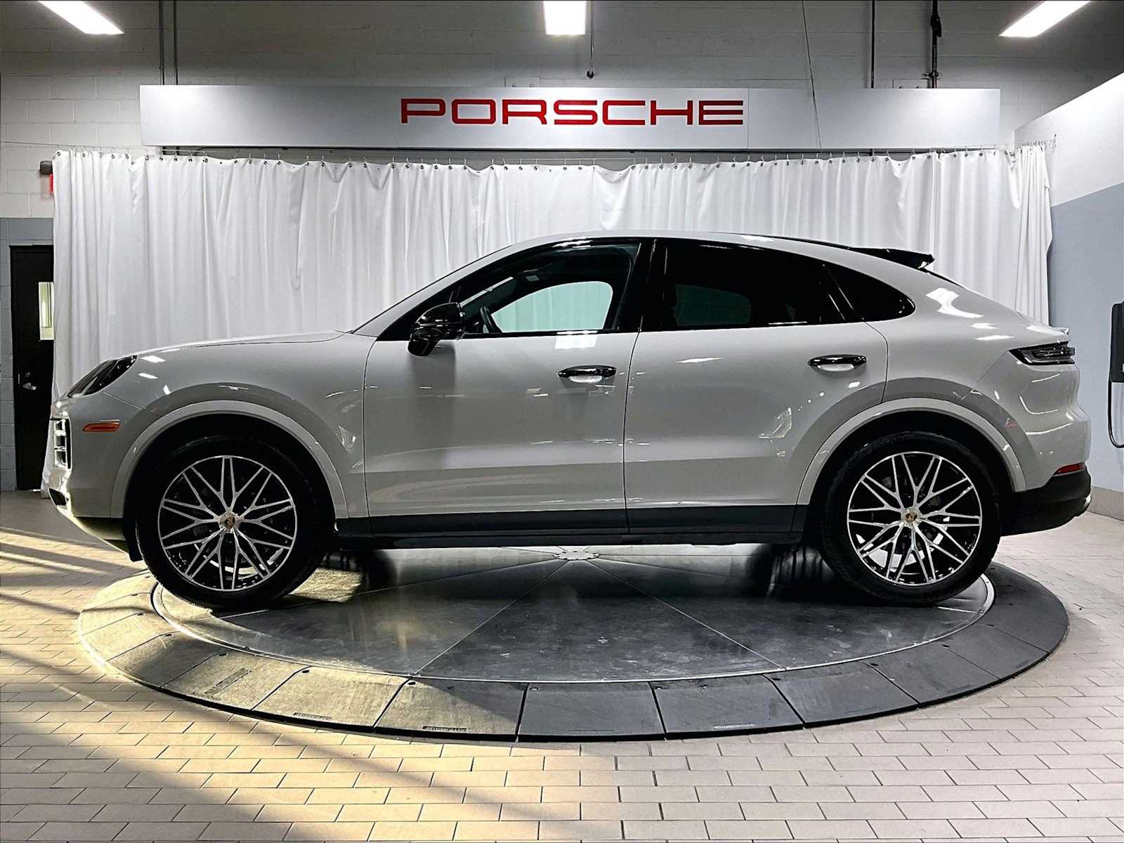 2024 Porsche Cayenne Coupe photo 2