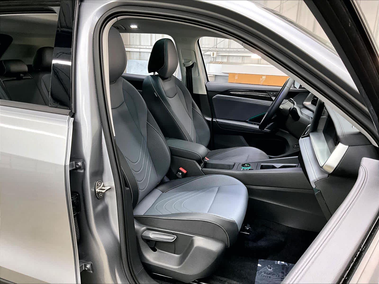 2025 Volkswagen Tiguan SE photo 3