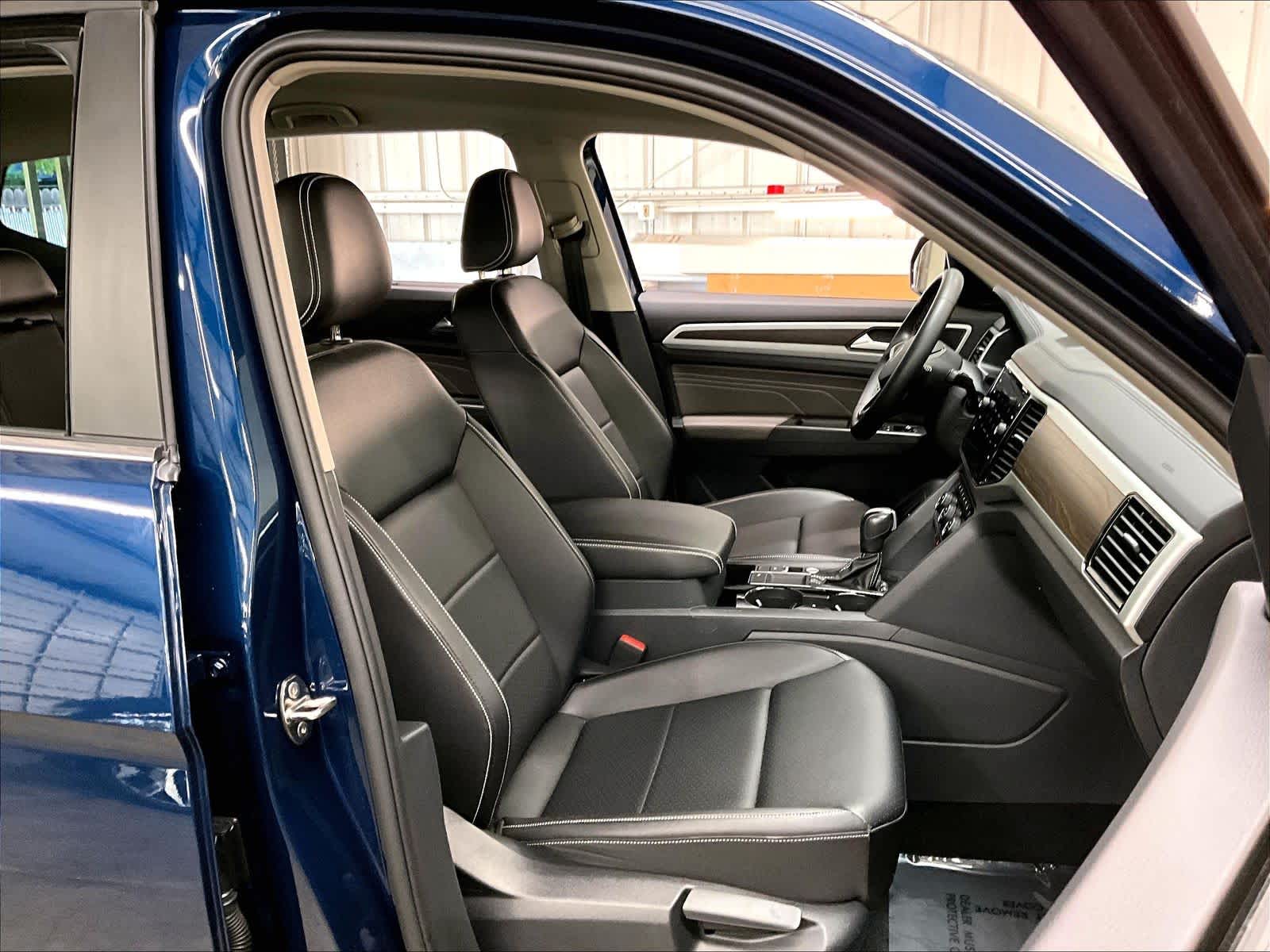 2023 Volkswagen Atlas 2.0T SE w/Technology photo 3