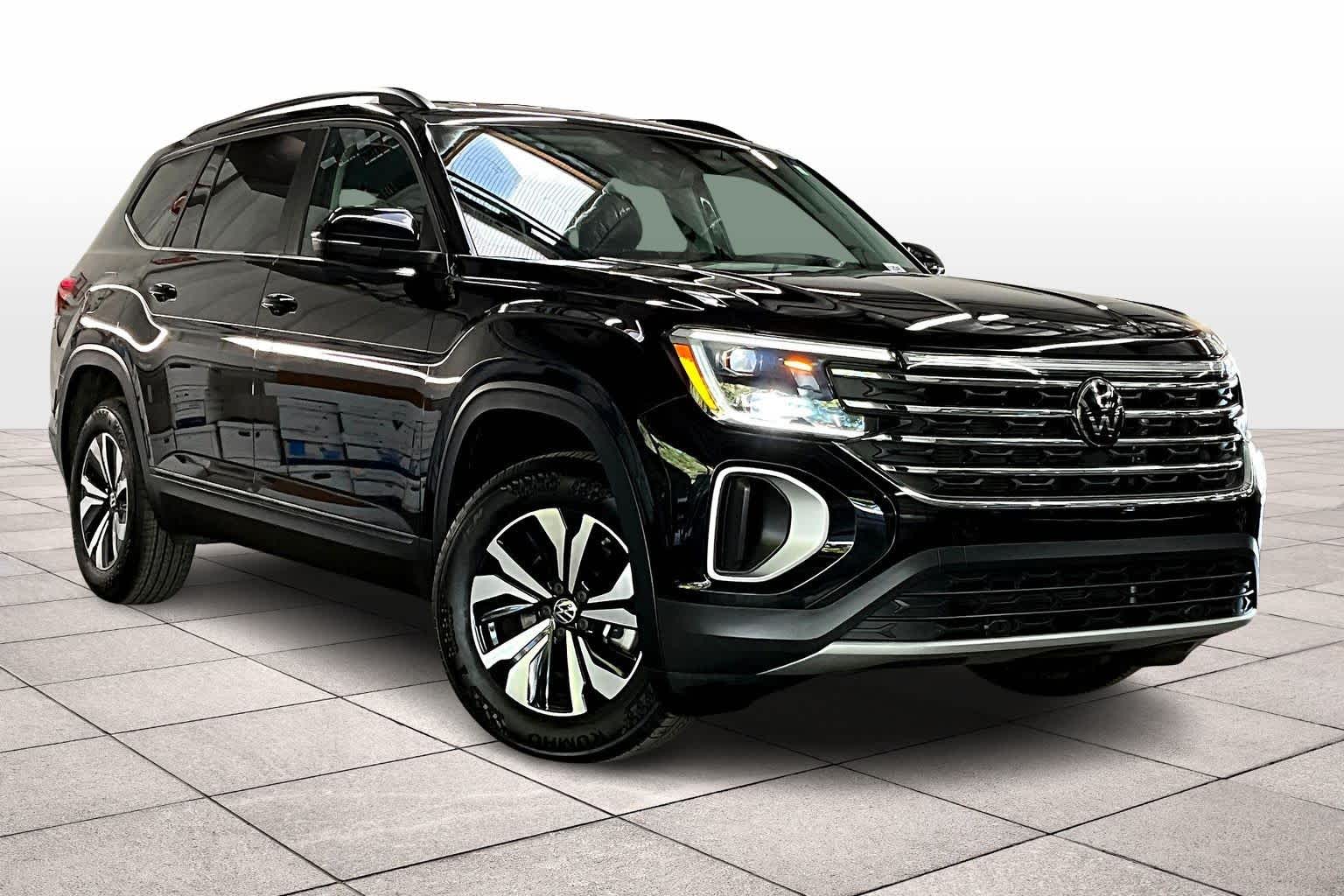 2025 Volkswagen Atlas SE photo 2