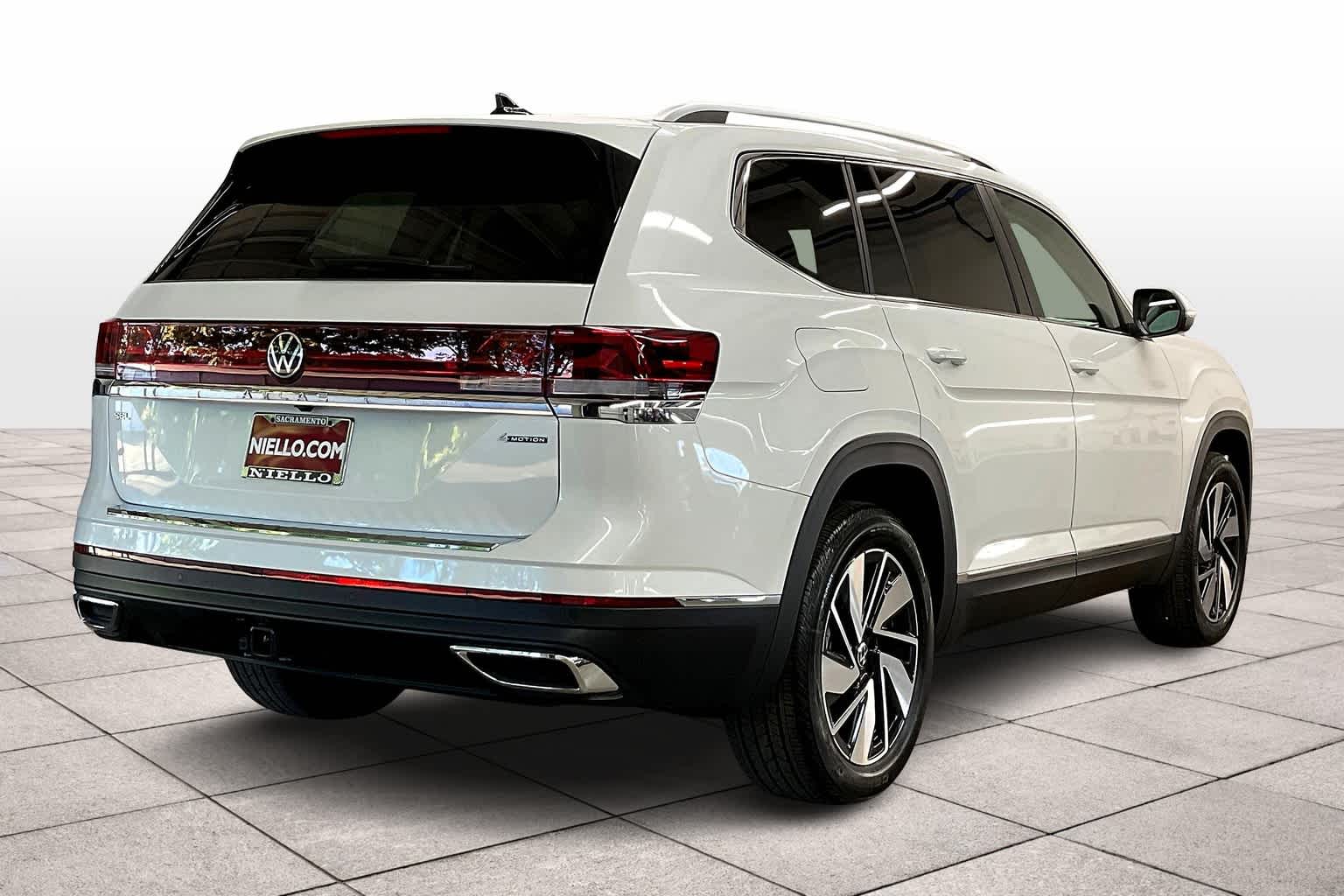 2025 Volkswagen Atlas SEL photo 4