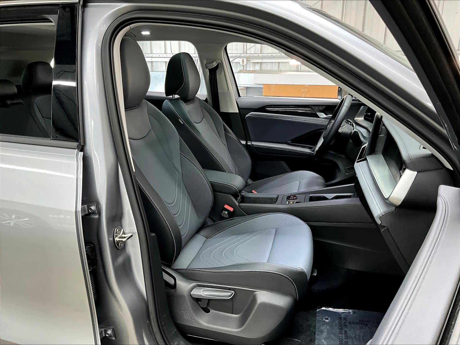 2025 Volkswagen Tiguan SE photo 3