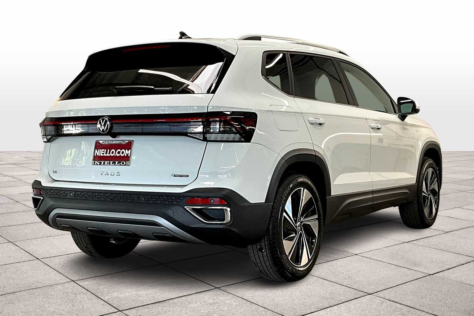 2025 Volkswagen Taos SE photo 4