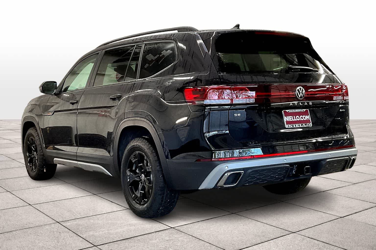 2025 Volkswagen Atlas Peak Edition SE photo 2