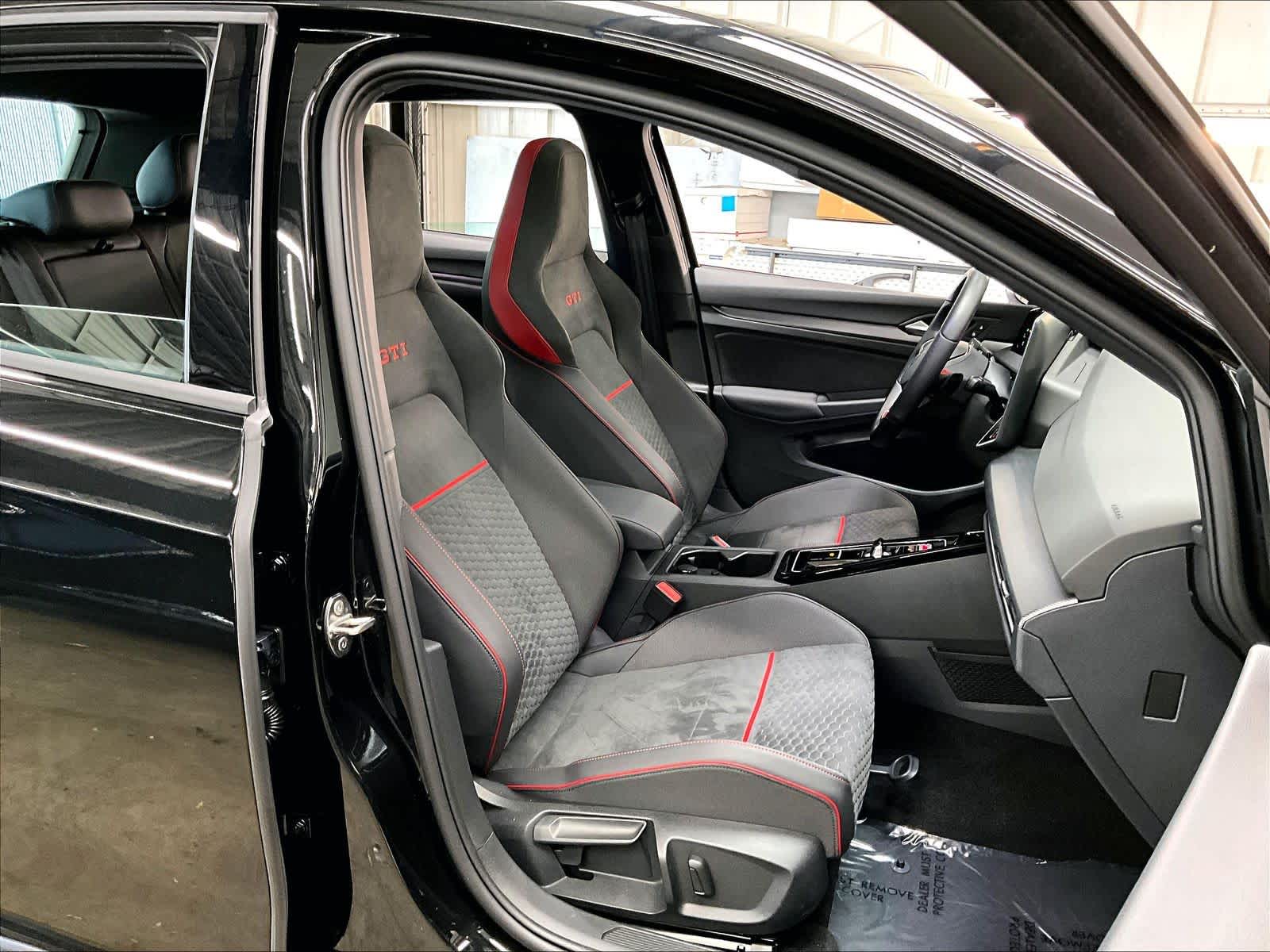 2025 Volkswagen Golf GTI SE photo 3