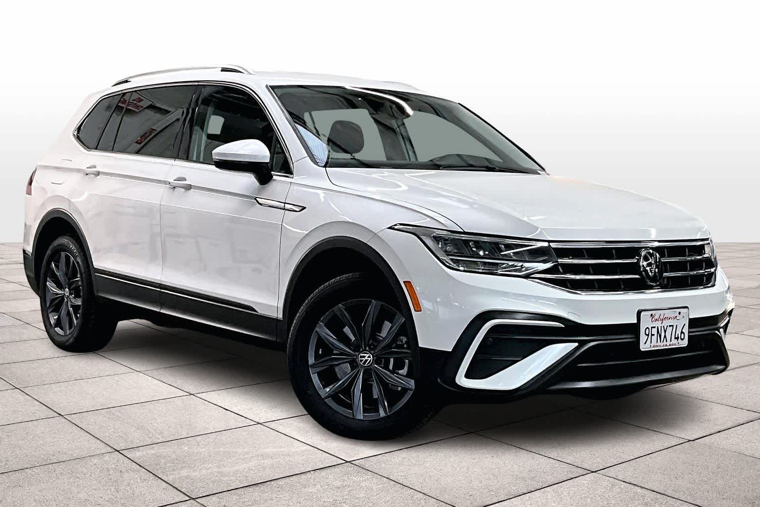 2023 Volkswagen Tiguan SE photo 2