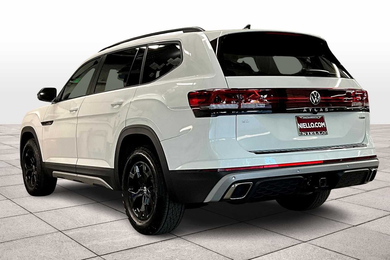 2025 Volkswagen Atlas SE Technology Peak Edition photo 3