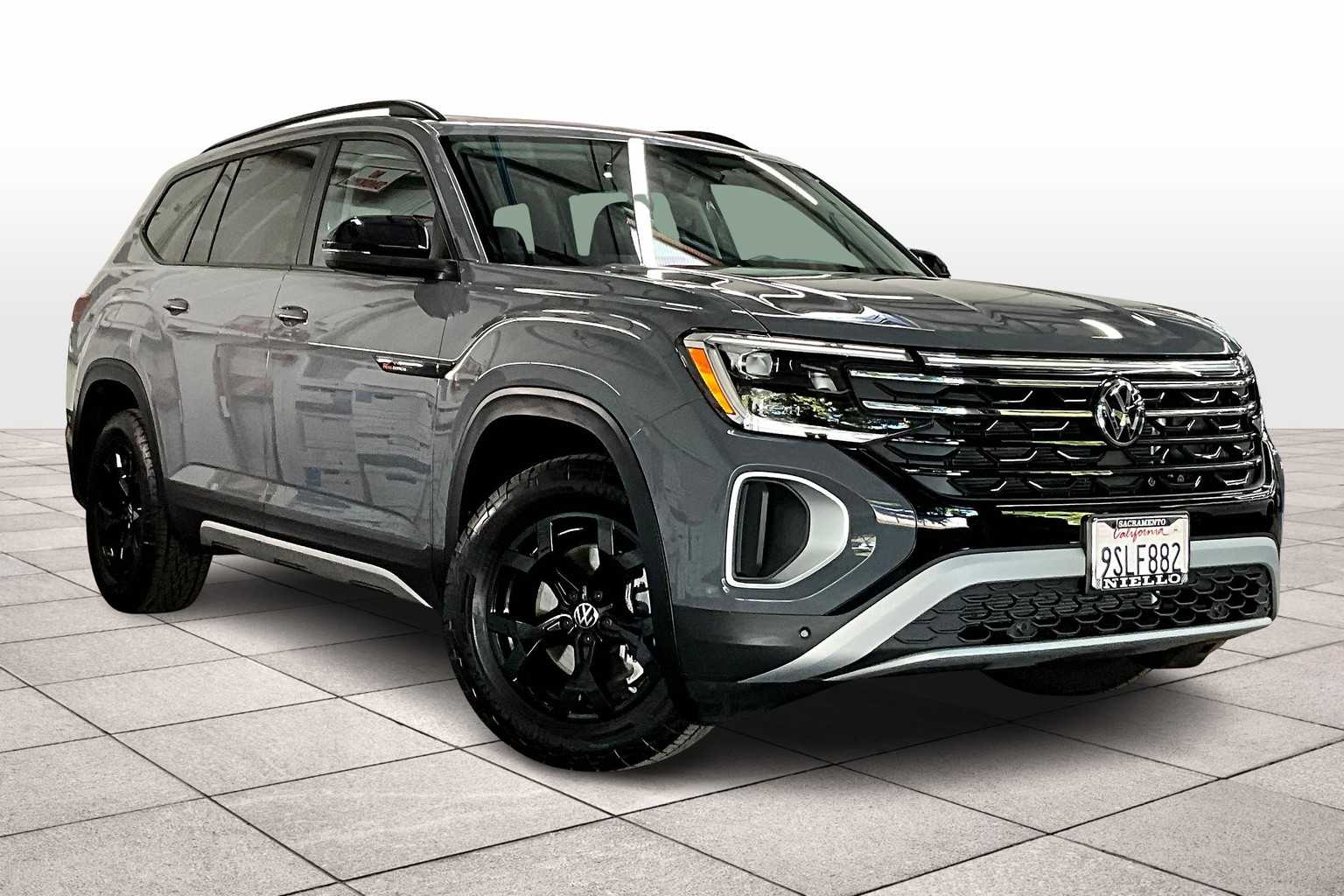 2025 Volkswagen Atlas Peak Edition SE photo 2