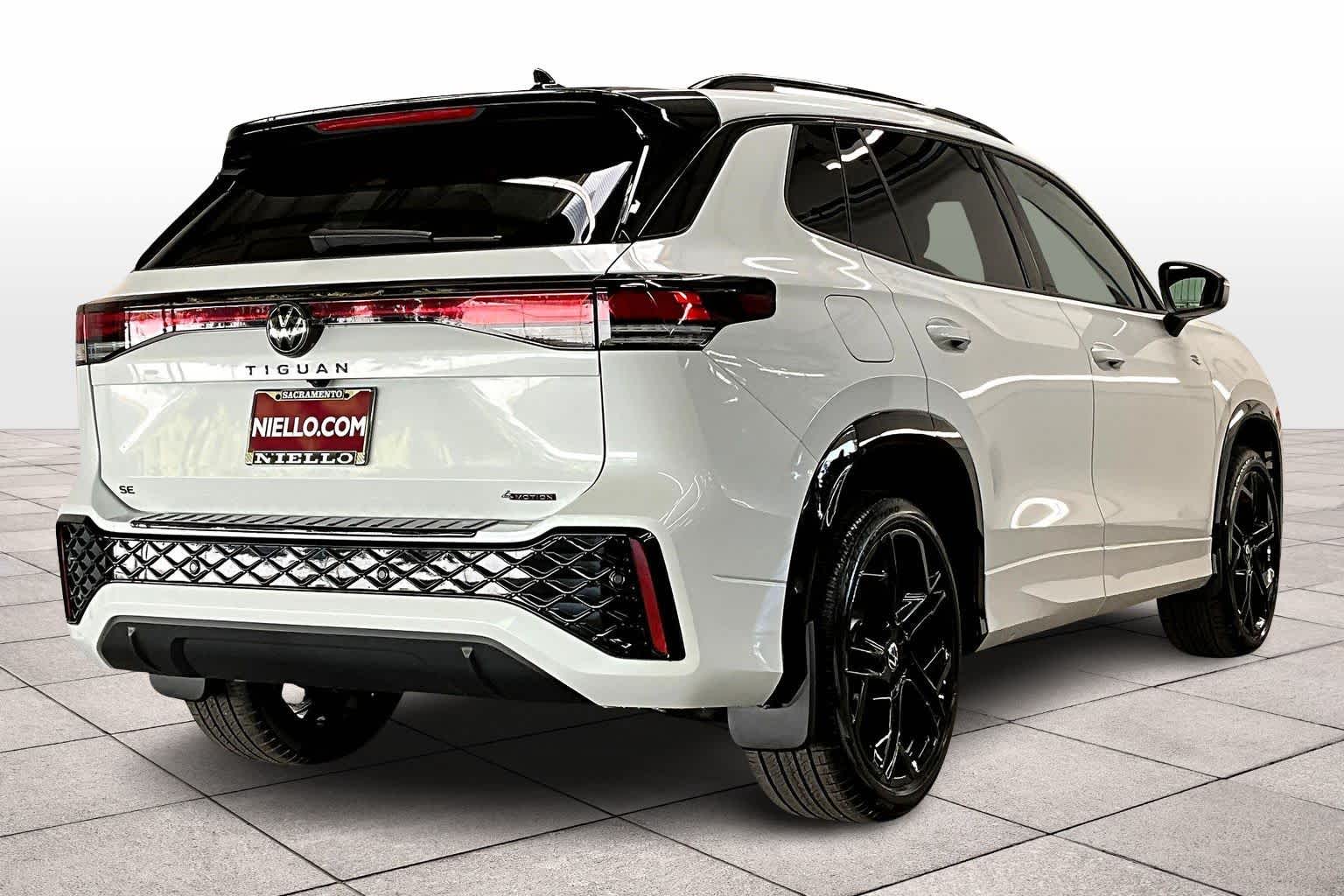 2026 Volkswagen Tiguan SE R-Line Black photo 3