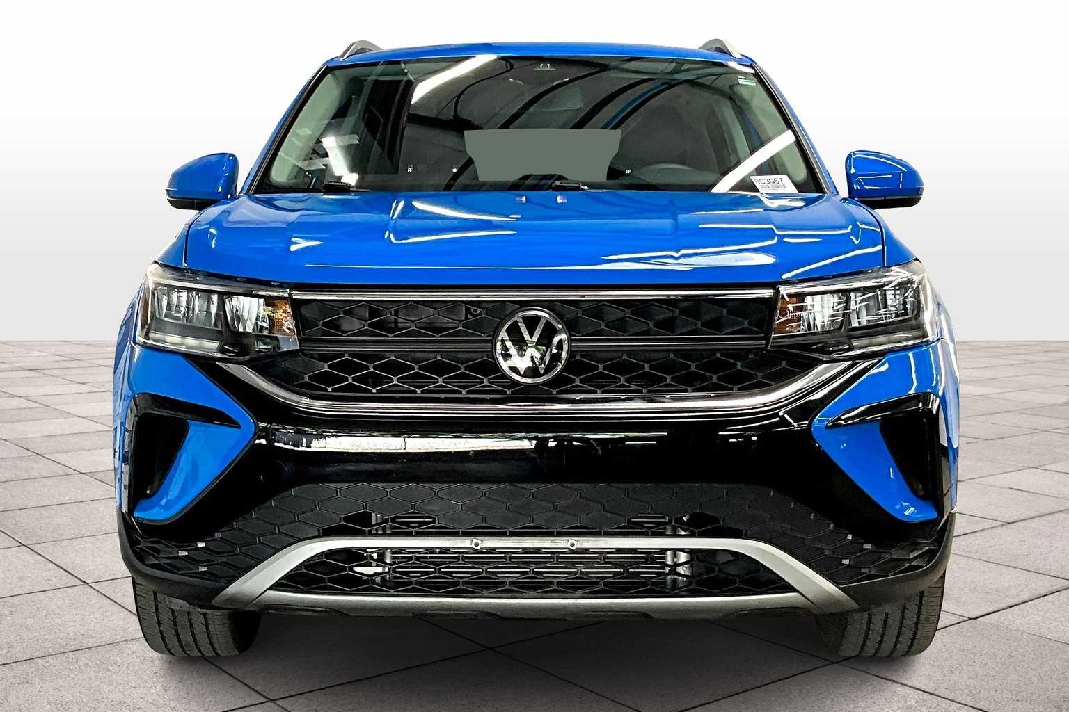 2022 Volkswagen Taos SE photo 2