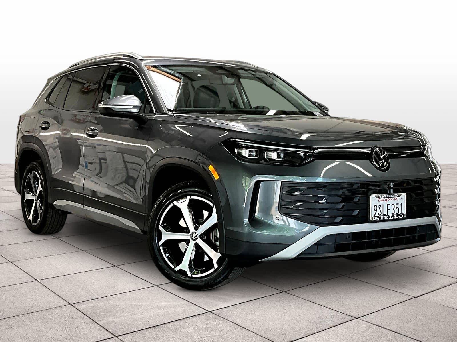 2025 Volkswagen Tiguan SE photo 2