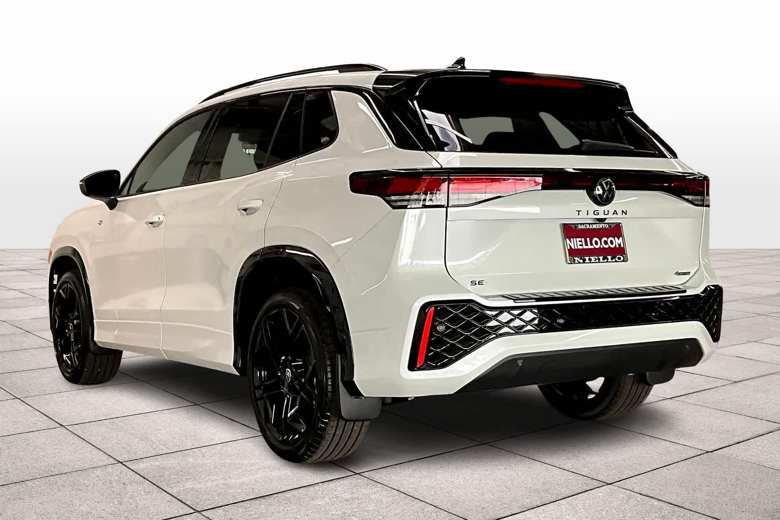 2026 Volkswagen Tiguan SE R-Line Black photo 3