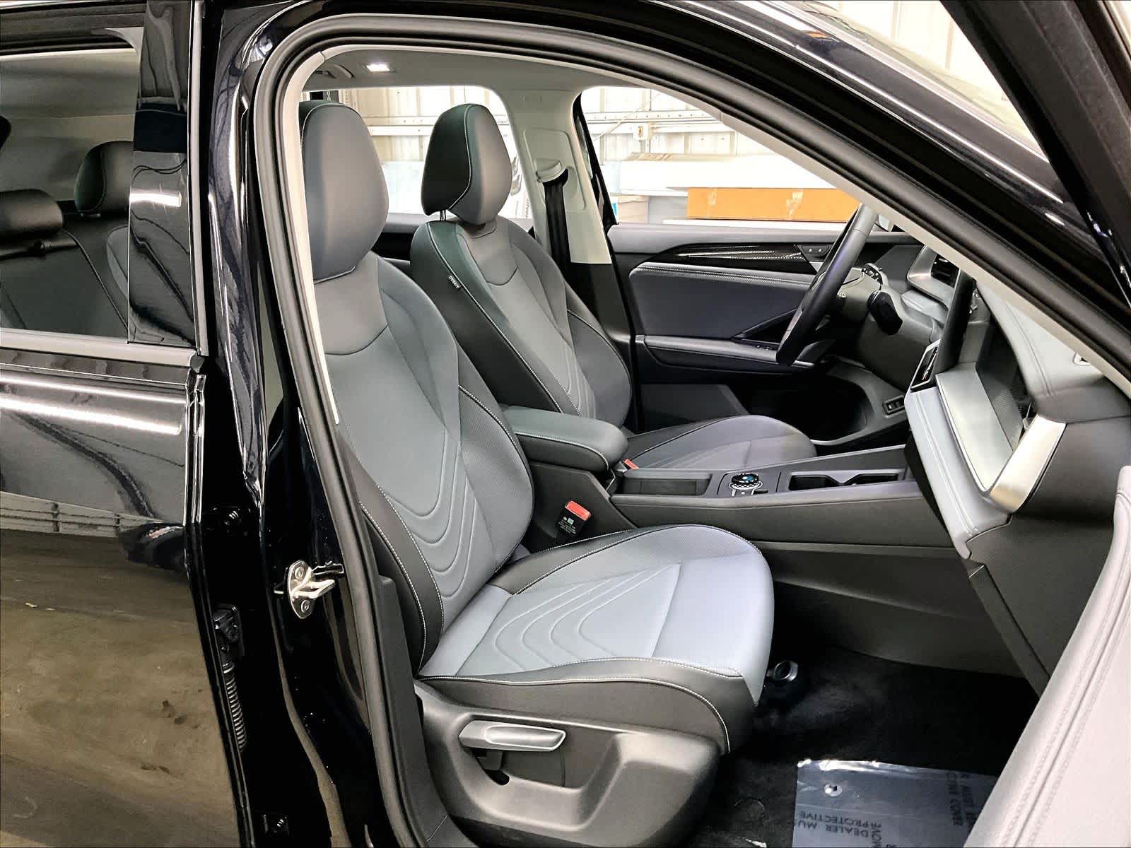 2025 Volkswagen Tiguan SE photo 3