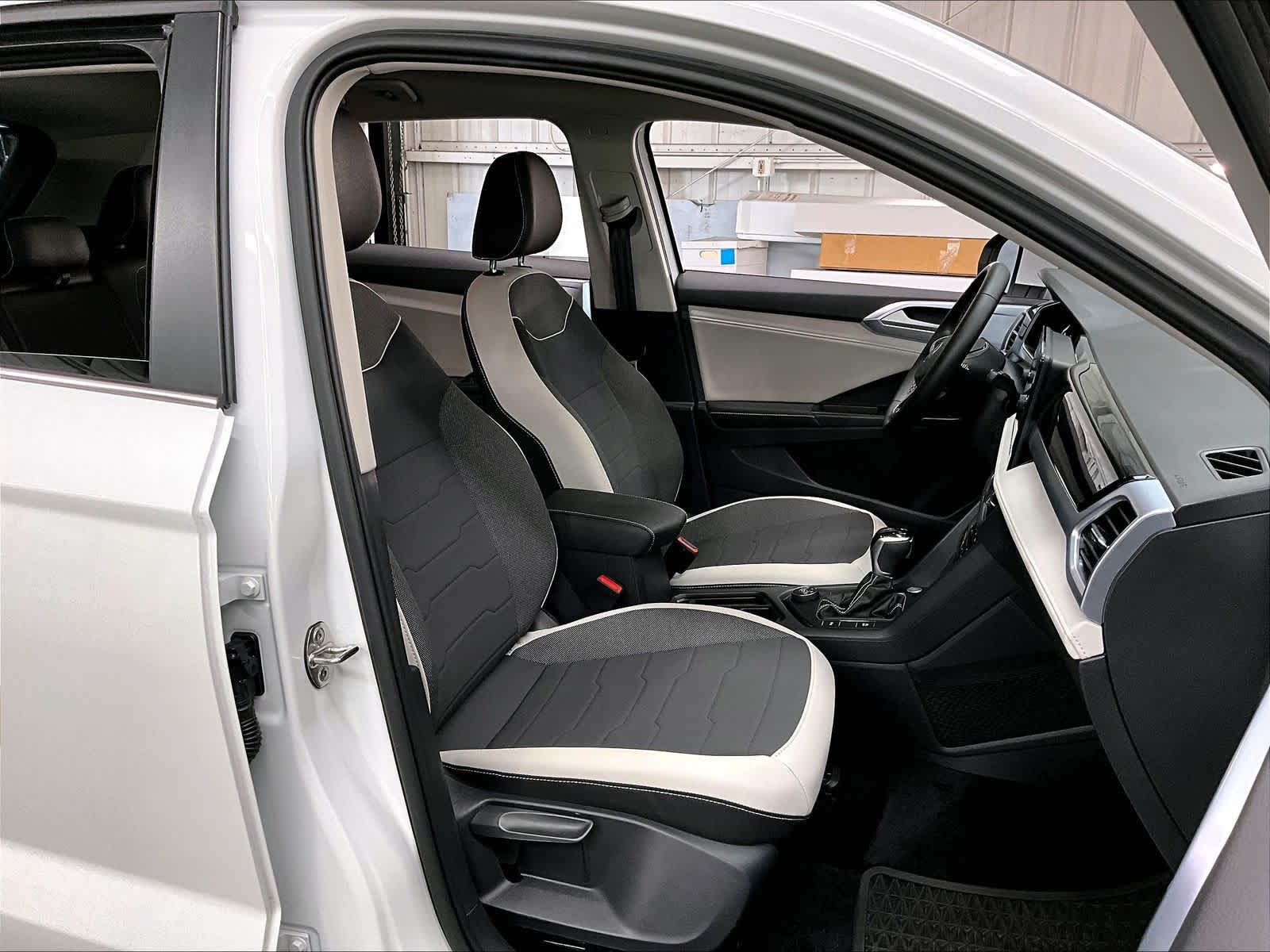 2025 Volkswagen Taos SE photo 3