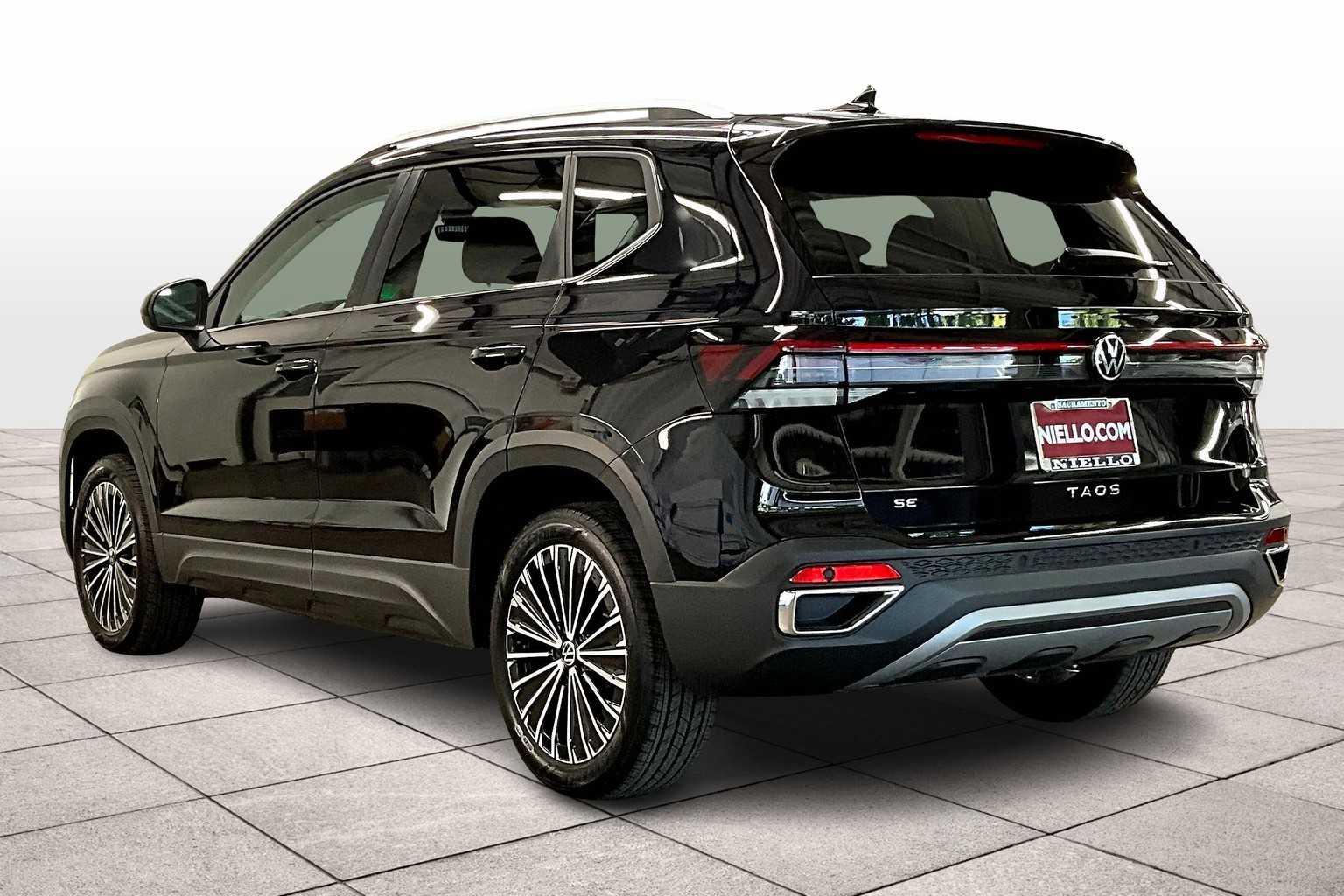2025 Volkswagen Taos SE photo 3