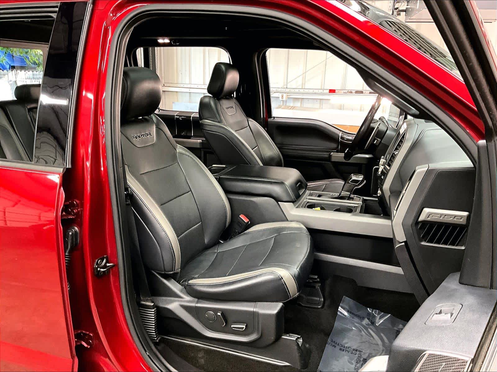 2018 Ford F-150 Raptor 4WD Supercrew 5.5 Box photo 3