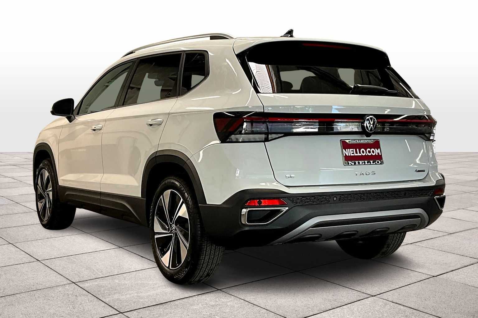 2025 Volkswagen Taos SE photo 3