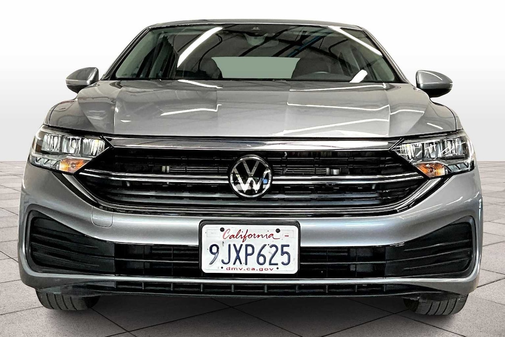 Used 2024 Volkswagen Jetta SE Auto