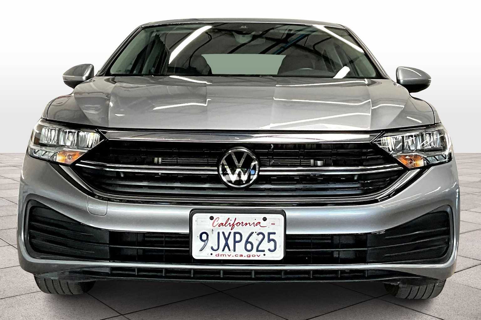 2024 Volkswagen Jetta SE photo 3