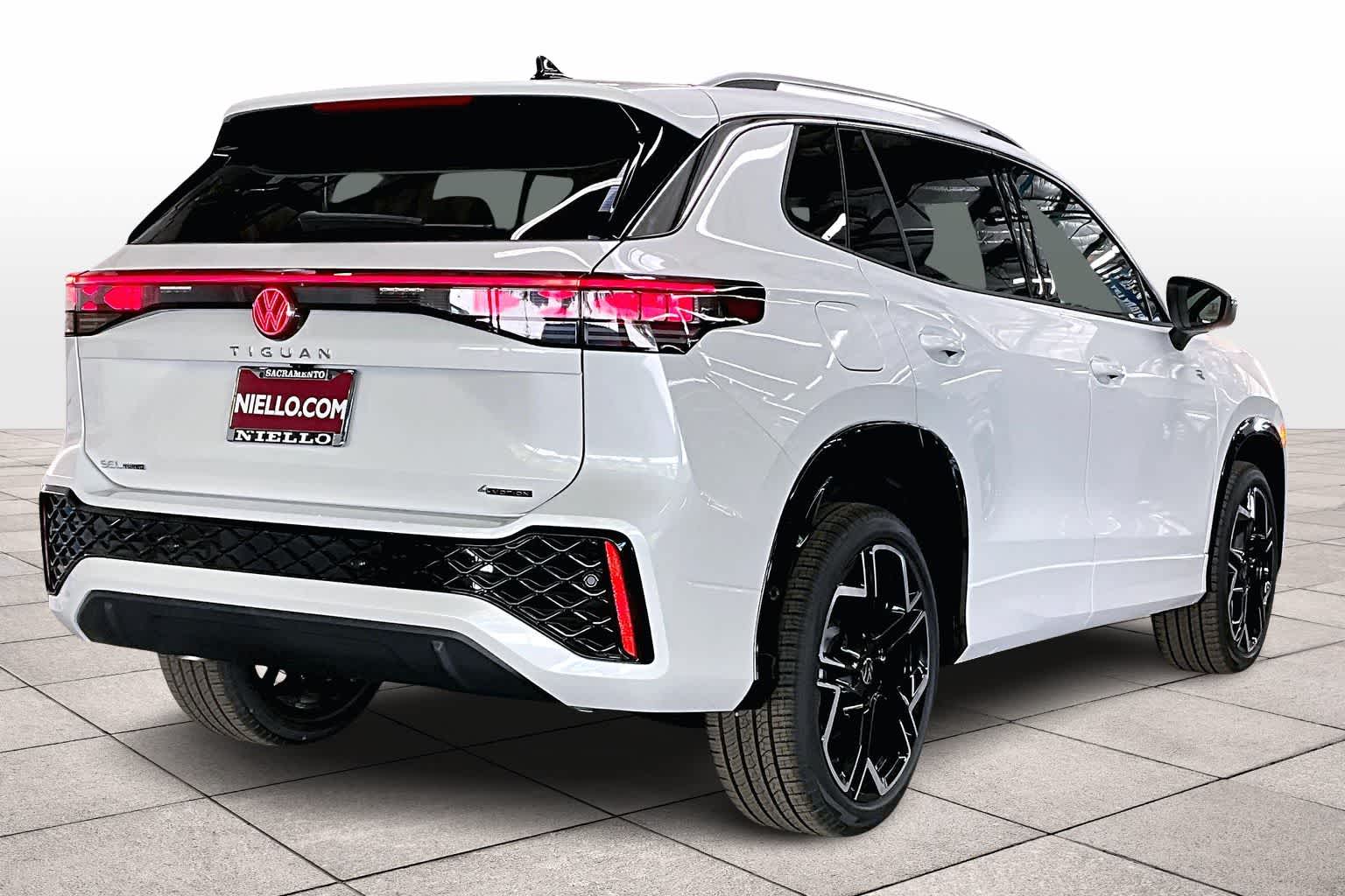 2026 Volkswagen Tiguan SEL R-Line photo 2