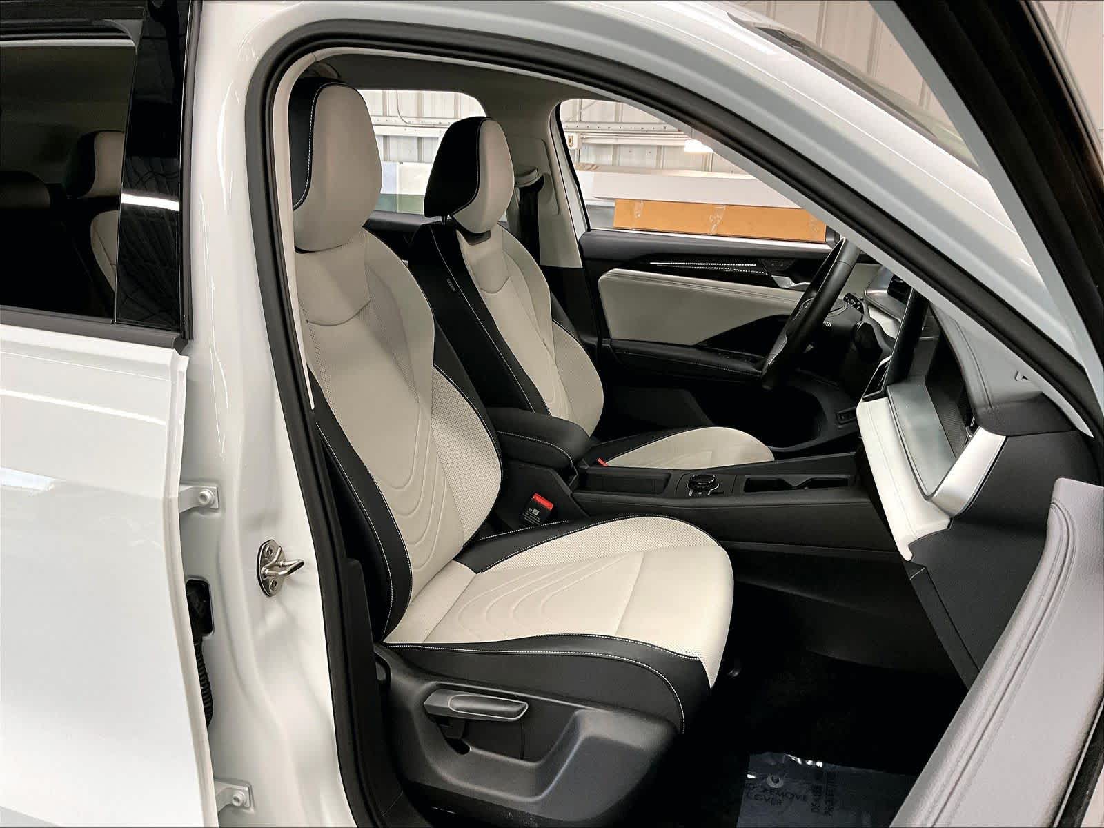 2025 Volkswagen Tiguan SE photo 3