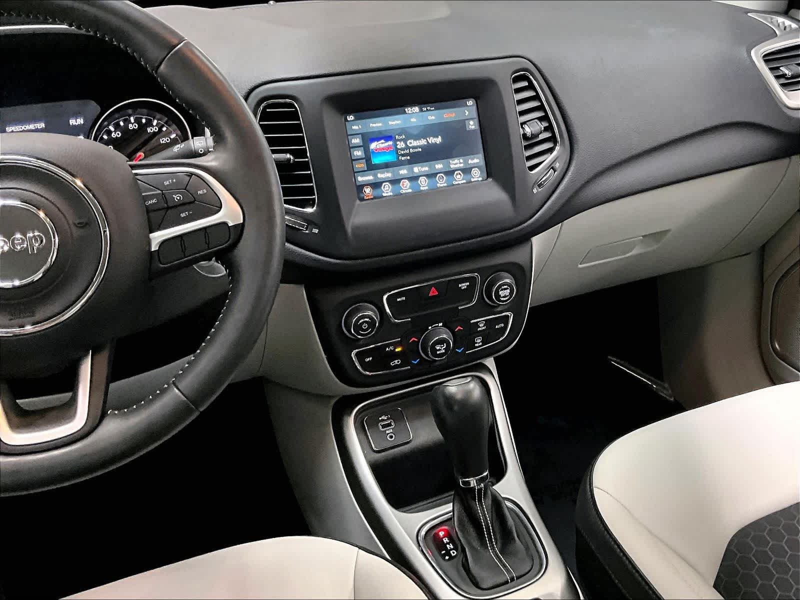 2019 Jeep Compass Latitude w/Sun/Wheel Pkg photo 3