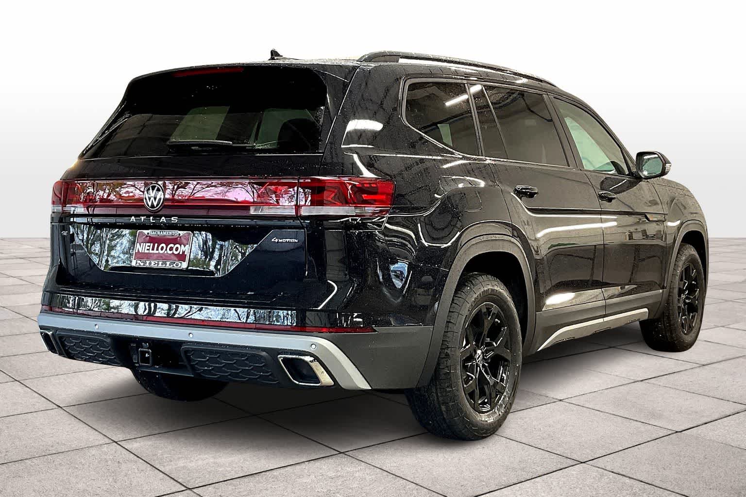2025 Volkswagen Atlas Peak Edition SE photo 3