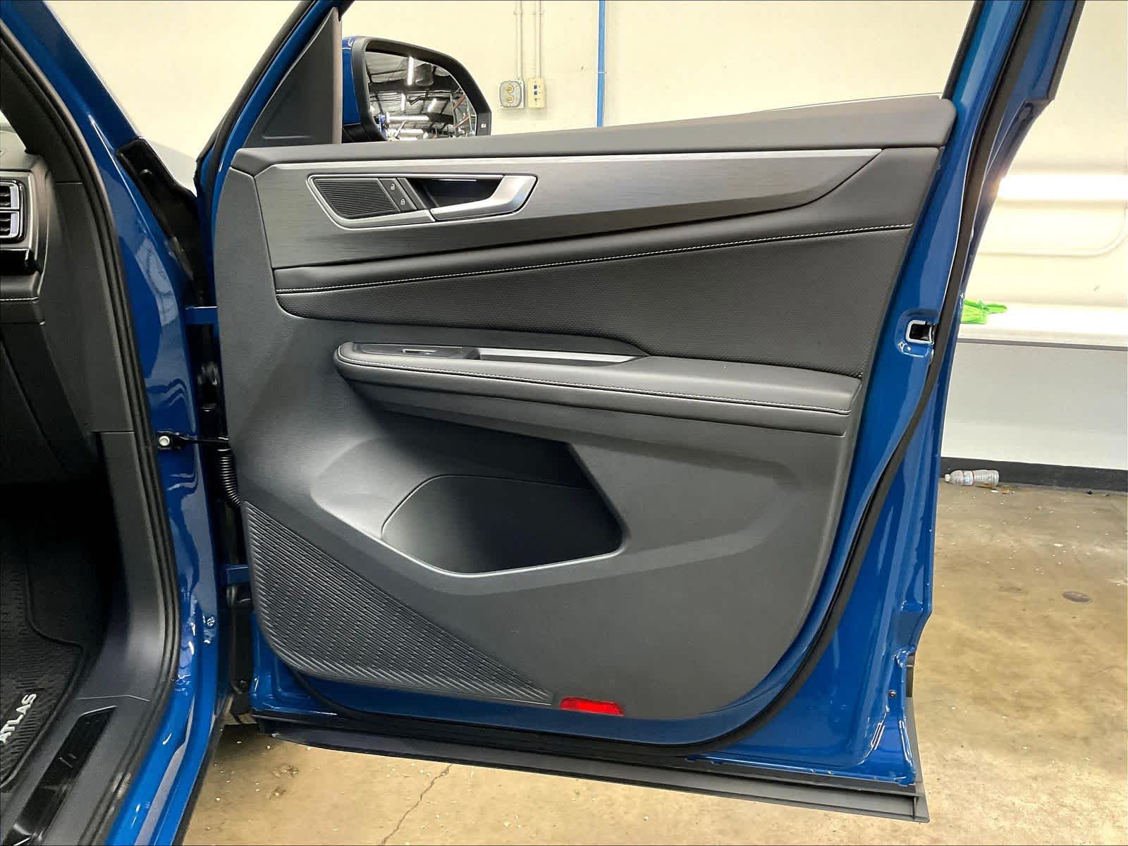 2025 Volkswagen Atlas Cross Sport SE w/Tech - Photo 30