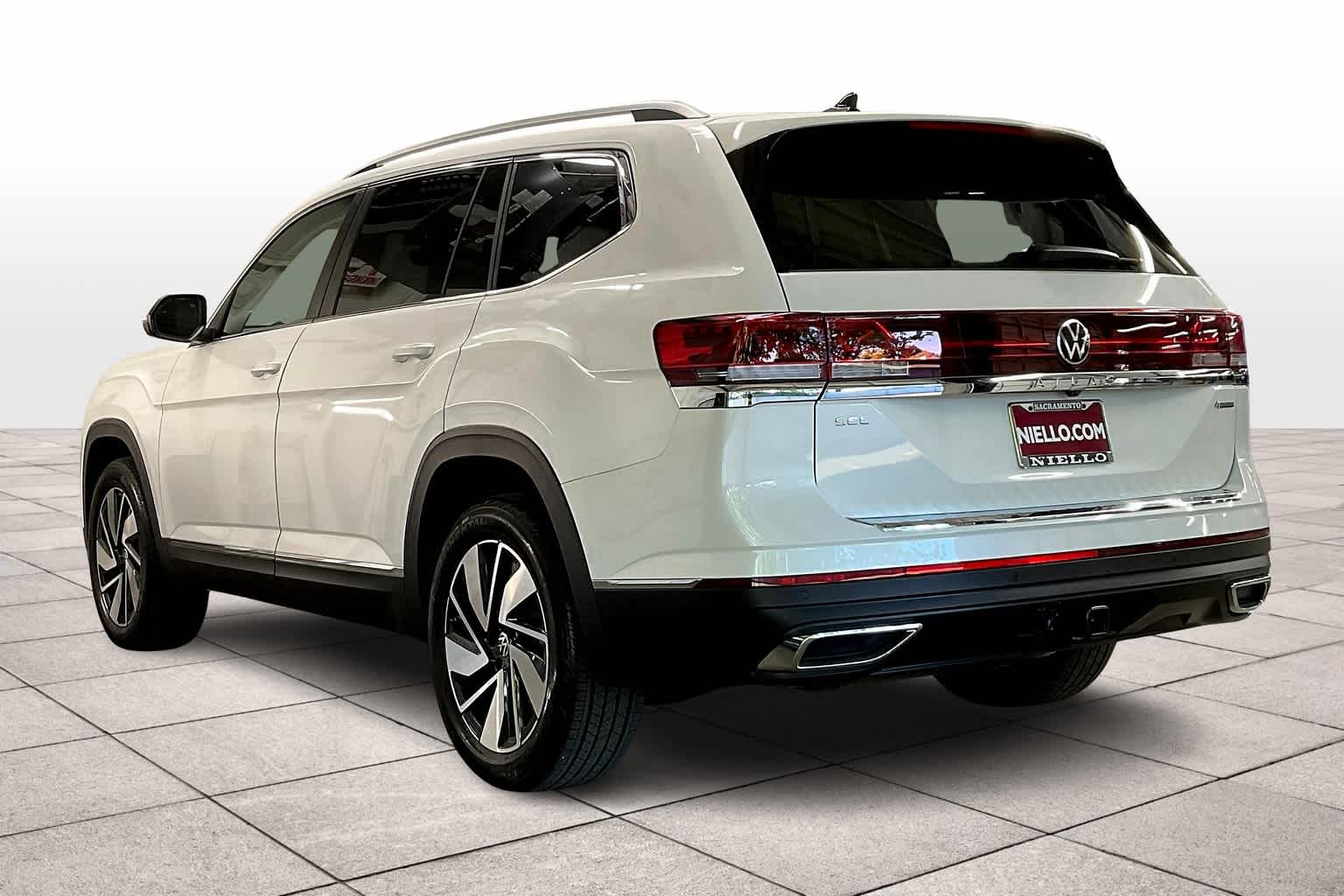 2025 Volkswagen Atlas SEL photo 3