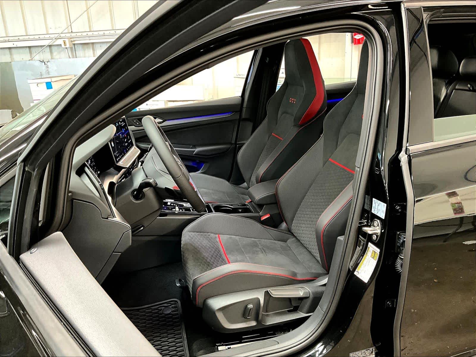 2025 Volkswagen Golf GTI SE - Photo 11