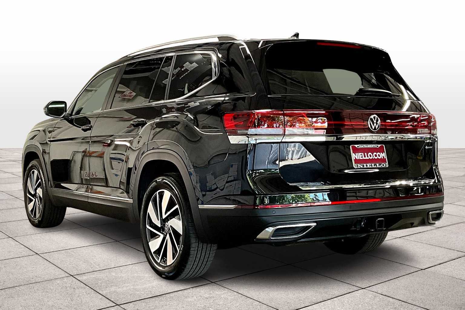 2025 Volkswagen Atlas SEL photo 2