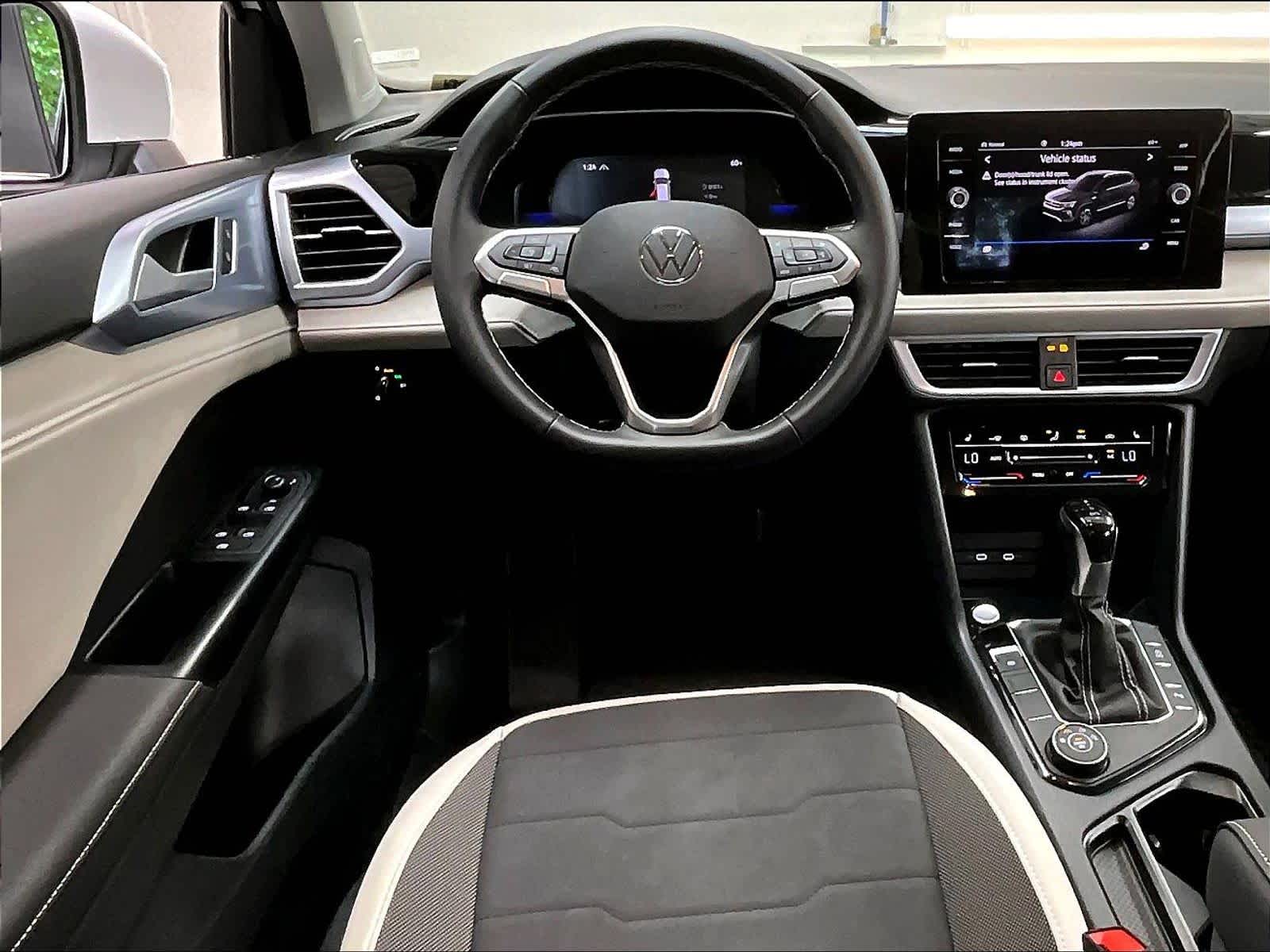 2025 Volkswagen Taos SE photo 5