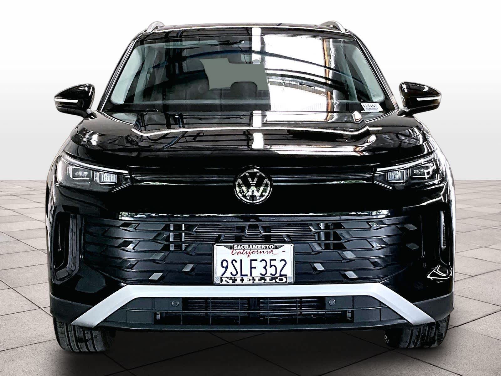 2025 Volkswagen Tiguan SE photo 2