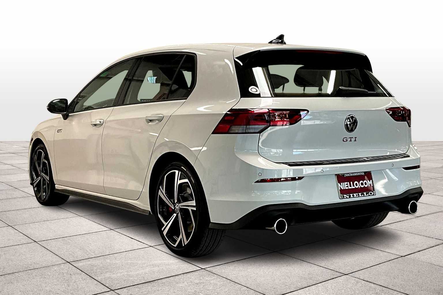 2025 Volkswagen Golf GTI SE photo 3