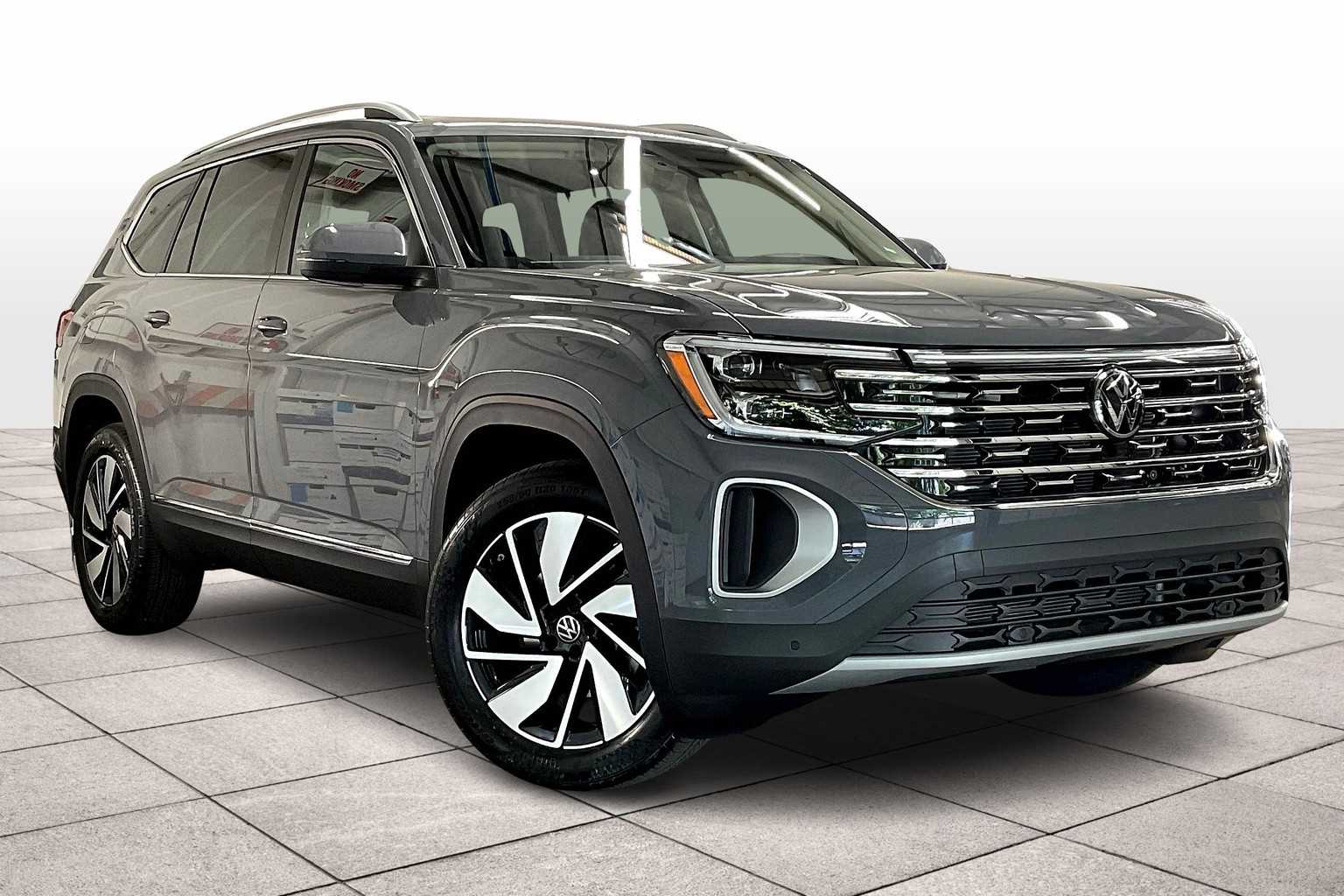 2025 Volkswagen Atlas SEL photo 2